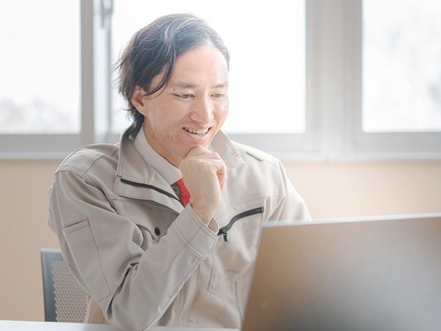 パソコンを使用している人の画像